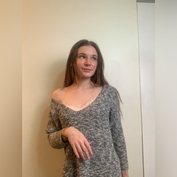 Gray and white criss-cross back sweater - Picture 2 of 8